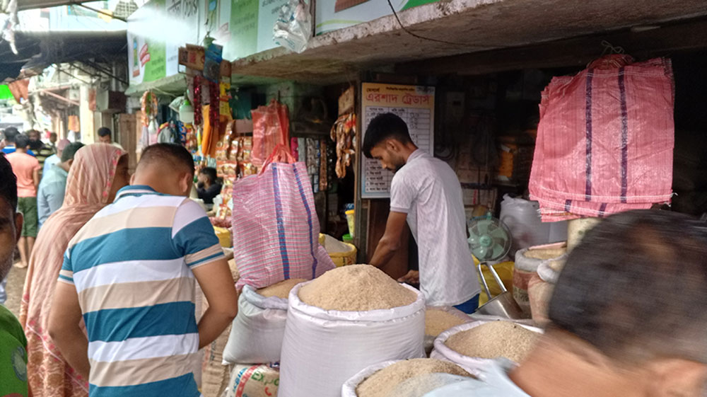 ভরা মৌসুমেও অস্থির হয়ে উঠছে দিনাজপুরে চালের বাজার