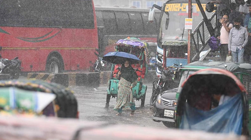 ফাগুনের দুপুরে রাজধানীতে বৃষ্টি