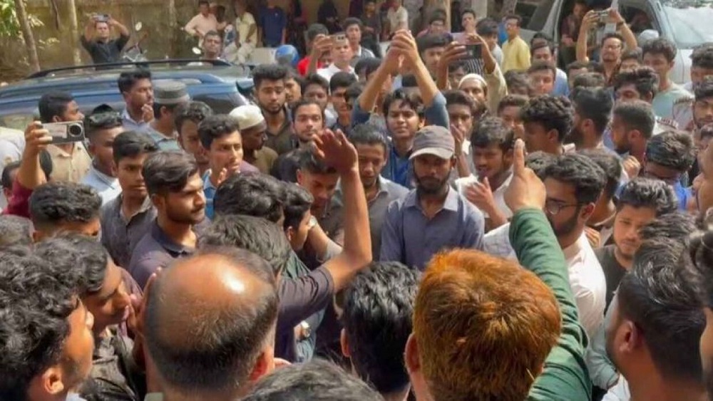 থানার অভ্যন্তরে শিক্ষার্থীদের ওপর ছাত্রদলের হামলার অভিযোগ