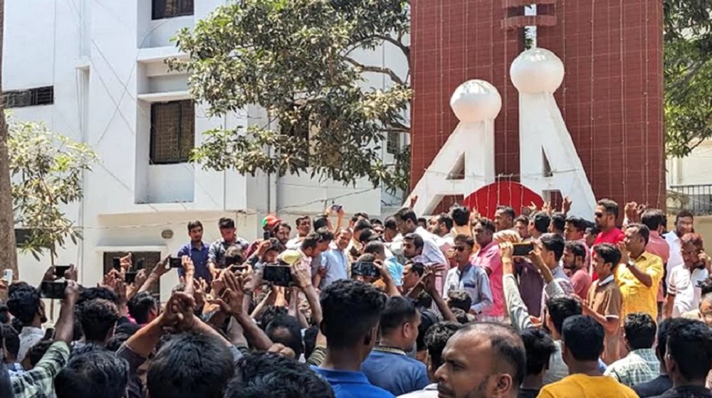 মিরসরাইয়ে ১৪৪ ধারা ভেঙ্গে শহীদ মিনারে বিএনপির একাংশের শ্রদ্ধা নিবেদন