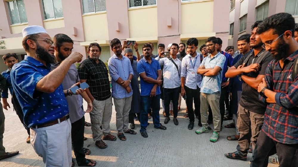 আটটার মধ্যে হল খুলে দেওয়ার দাবি কুয়েটের আবাসিক শিক্ষার্থীদের