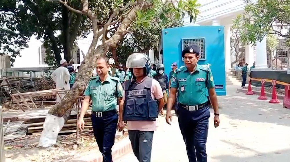 আশুলিয়ায় লাশ পোড়ানোর ঘটনায় ৩ পুলিশ কর্মকর্তা ট্রাইব্যুনালে