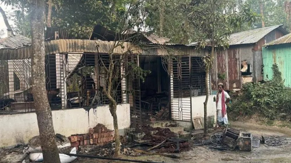 ‘ফ্যাসিবাদের প্রতিকৃতি’ মোটিফ নির্মাণকারী সন্দেহে শিল্পীর বাড়িতে আগুন