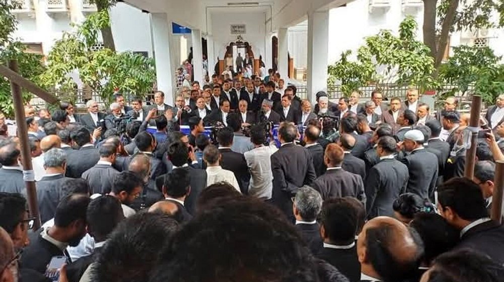 বিচারপতি খায়রুল হককে গ্রেপ্তারের দাবিতে সুপ্রিম কোর্টে বিক্ষোভ