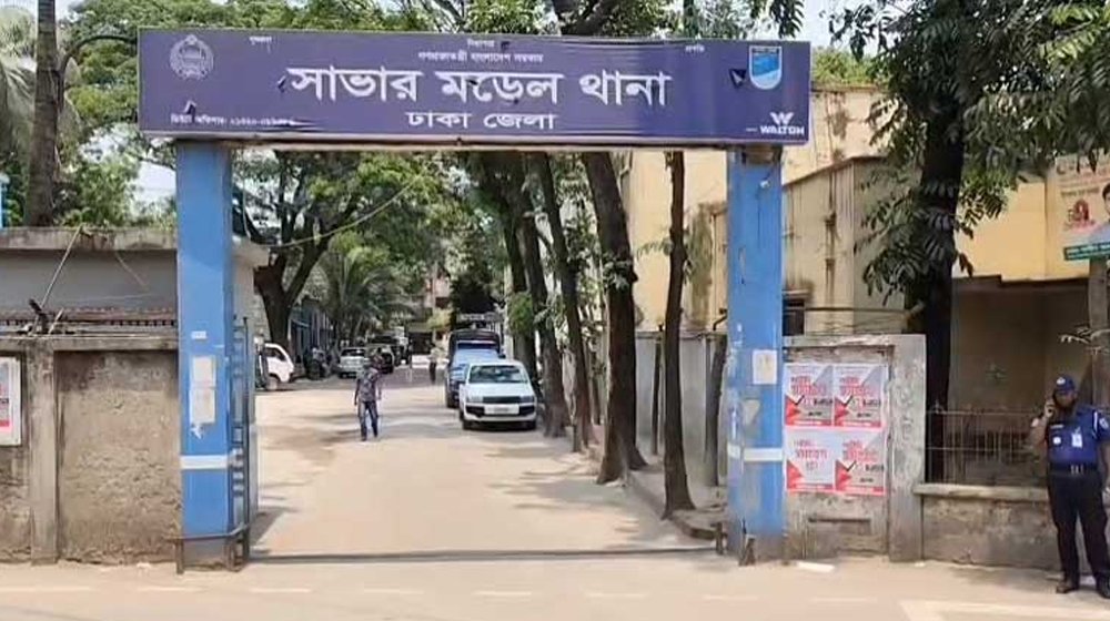 বাবাকে হত্যার পর ৯৯৯ এ কল দিয়ে পুলিশে জানালেন মেয়ে