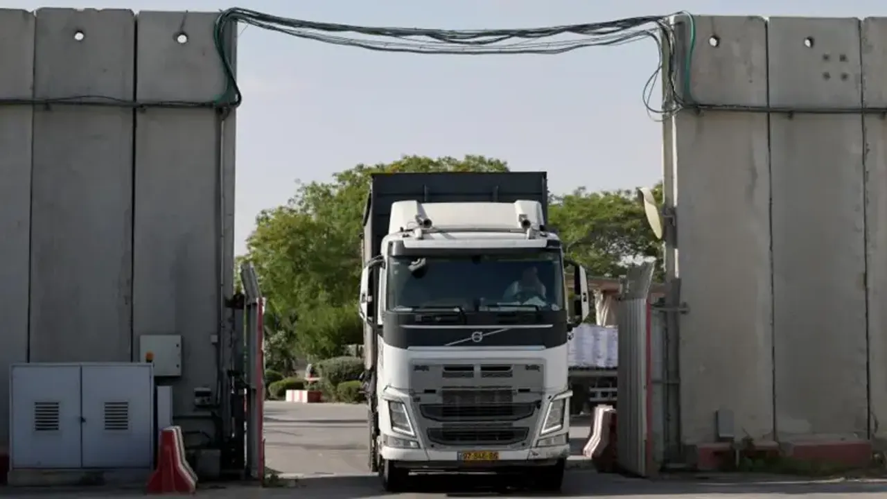 অবশেষে গাজায় প্রবেশ করছে ত্রাণবাহী ট্রাক