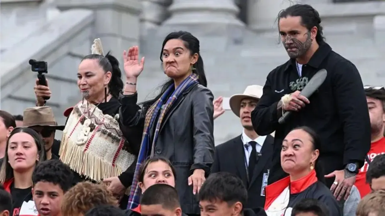 দুনিয়া কাঁপানো হাকাবাজ সাংসদরা এবার বরখাস্ত নিউজিল্যান্ডে