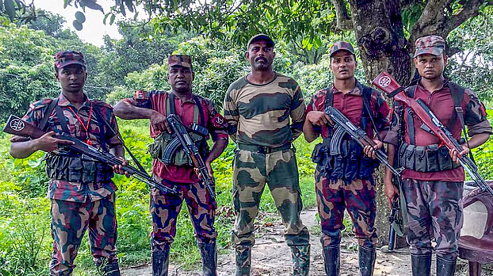 চাঁপাইনবাবগঞ্জ সীমান্তে আটক বিএসএফ সদস্যকে ফেরত দিল বিজিবি