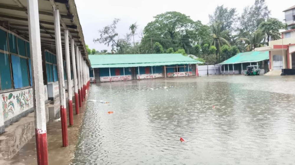 টানা বৃষ্টিতে জলমগ্ন নোয়াখালী, চরম ভোগান্তিতে শহরবাসী