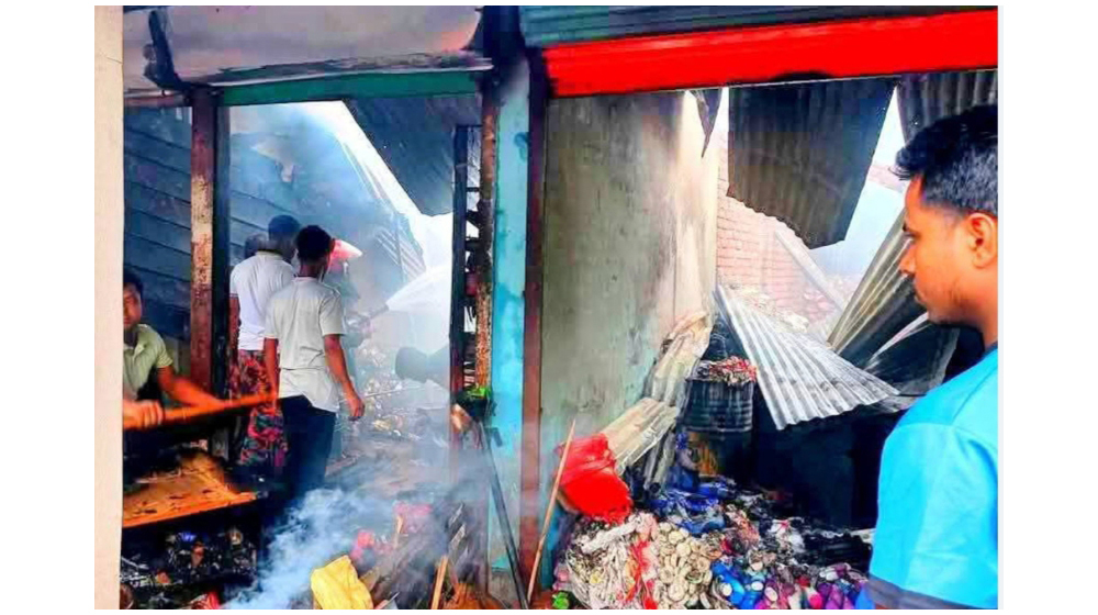 শেরপুরে ভয়াবহ অগ্নিকাণ্ডে ৫ দোকান পুড়ে ছাই, ক্ষতি প্রায় ৩ কোটি টাকা
