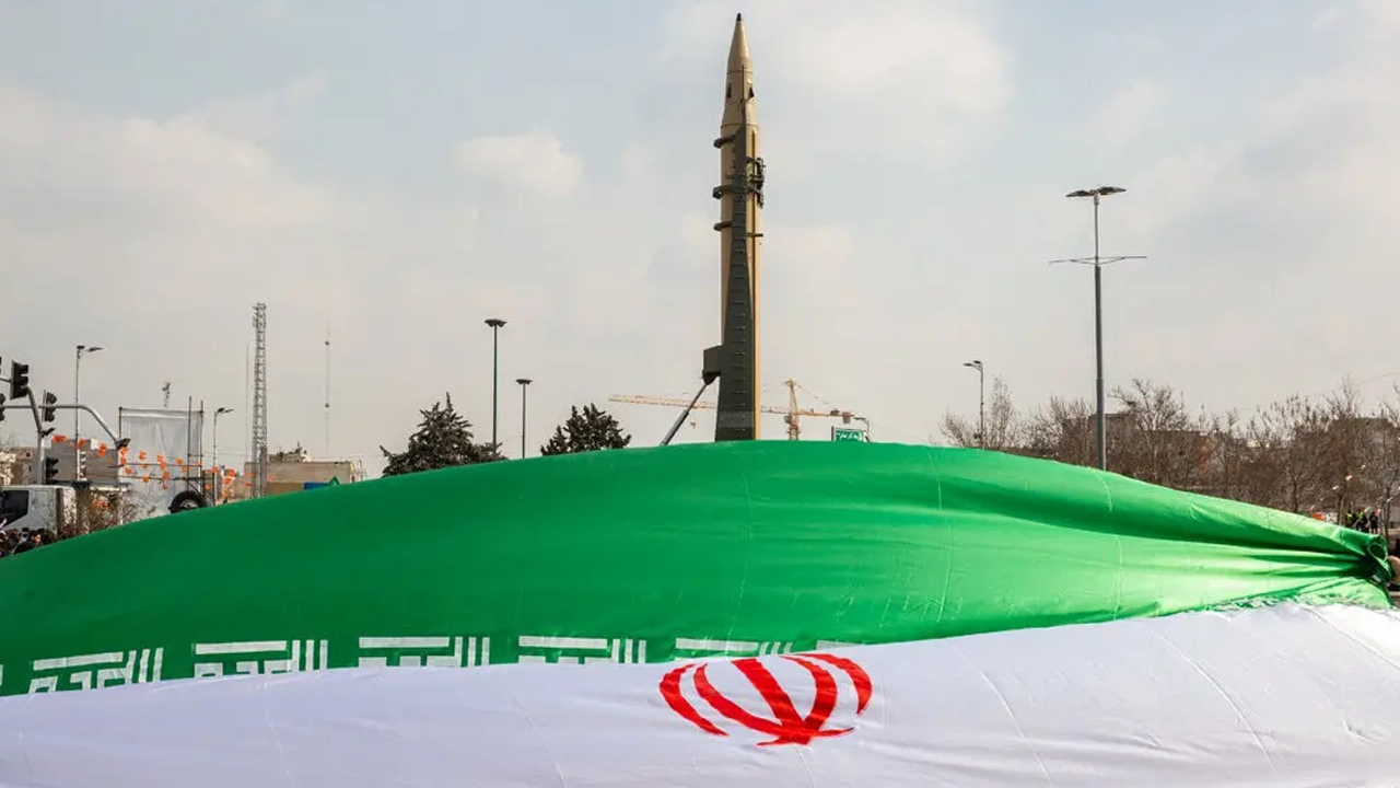 যুক্তরাষ্ট্রের হামলার জবাবে পারমাণবিক অস্ত্রে ঝুঁকছে ইরান?