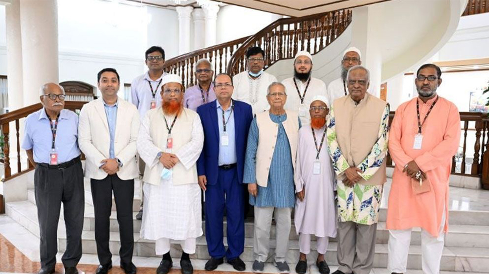 নির্বাচন ভণ্ডুল করতে অপতৎপরতা চালানো হচ্ছে অভিযোগ করে সেসব ষড়যন্ত্র মোকাবিলায় সর্বস্তরের জনগণ ও রাজনৈতিক শক্তিকে ঐক্যবদ্ধ থাকার আহ্বান জানিয়েছেন প্রধান উপদেষ্টা ড. মুহাম্মদ ইউনূস।  শনিবার (২৬ জুলাই) সন্ধ্যায় রাজধানীতে ১৪ দলের সঙ্গে এক বৈঠক শেষে তিনি এ মন্তব্য করেন।  প্রধান উপদেষ্টা বলেন,  “অভ্যুত্থানের সকল শক্তি মিলে একটি সুন্দর নির্বাচন করতে না পারলে এই মস্ত বড় সুযোগ আমাদের হাতছাড়া হয়ে যাবে। যখনই আমরা নির্বাচনের প্রস্তুতি নিচ্ছি, তখনই ষড়যন্ত্র মাথাচাড়া দিচ্ছে। কিন্তু এসব চক্রান্ত করেও গণতান্ত্রিক অগ্রযাত্রাকে কেউ থামাতে পারবে না।”  তিনি বলেন, পরাজিত শক্তি সুযোগ পেলেই গণ্ডগোল সৃষ্টি করে দেশের অগ্রগতি ব্যাহত করছে। তাই এই চক্রান্ত রুখে দিতে গণতান্ত্রিক শক্তির মধ্যে “ফ্যাসিবাদবিরোধী ঐক্য” আরও সুদৃঢ় করতে হবে।  তিনি সুষ্ঠু নির্বাচন আয়োজনের জন্য সকল রাজনৈতিক দলের সহযোগিতা কামনা করেন। বৈঠকে অংশ নেওয়া দলগুলোর নেতারাও নির্বাচনে সর্বাত্মক সহযোগিতার আশ্বাস দেন।  বৈঠকে উপস্থিত ছিলেন:  জাতীয় গণফ্রন্টের আমিনুল হক টিপু বিশ্বাস  ১২ দলীয় জোটের মোস্তফা জামাল হায়দার  নেজামে ইসলাম পার্টির মাওলানা আব্দুল মাজেদ আতহারী  বাংলাদেশ খেলাফত মজলিসের মাওলানা ইউসুফ আশরাফ  ন্যশনাল পিপলস পার্টির ফরিদুজ্জামান ফরহাদ  বাংলাদেশ জাসদের ড. মুশতাক হোসেন  এনডিএম-এর ববি হাজ্জাজ  ইসলামী ঐক্যজোটের মুফতি সাখাওয়াত হোসাইন রাজি  ভাসানী জনশক্তি পার্টির রফিকুল ইসলাম বাবলু  বাংলাদেশ লেবার পার্টির ডা. মোস্তাফিজুর রহমান ইরান  সমাজতান্ত্রিক দল (মার্কসবাদী)-এর মাসুদ রানা  জমিয়তে উলামায়ে ইসলামের মঞ্জুরুল ইসলাম আফেন্দী  বৈঠকের শুরুতে মাইলস্টোন স্কুল অ্যান্ড কলেজে বিমান দুর্ঘটনায় নিহতদের স্মরণে এক মিনিট নীরবতা ও মোনাজাত অনুষ্ঠিত হয়।