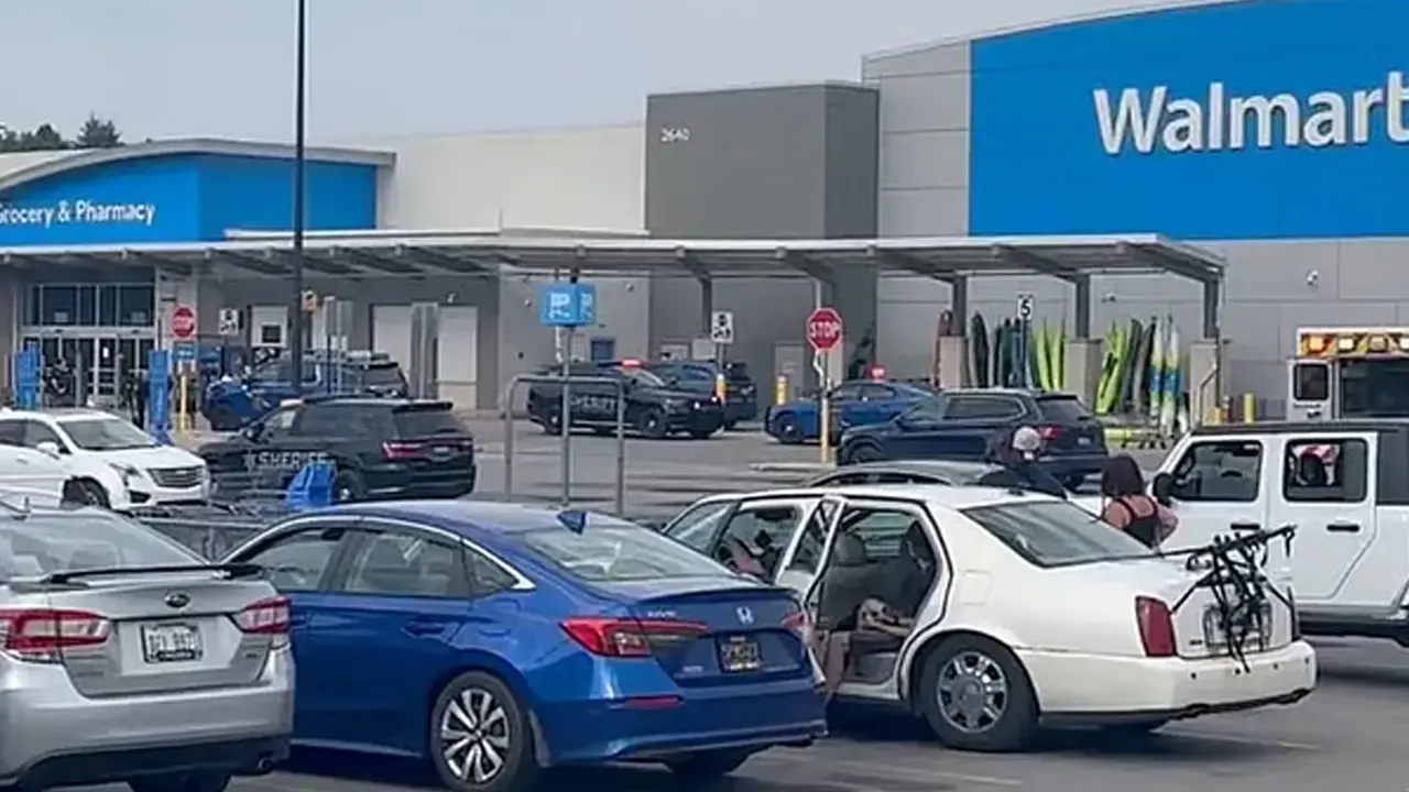 ওয়ালমার্টে দোকানে ছুরিকাঘাতে আহত ১১