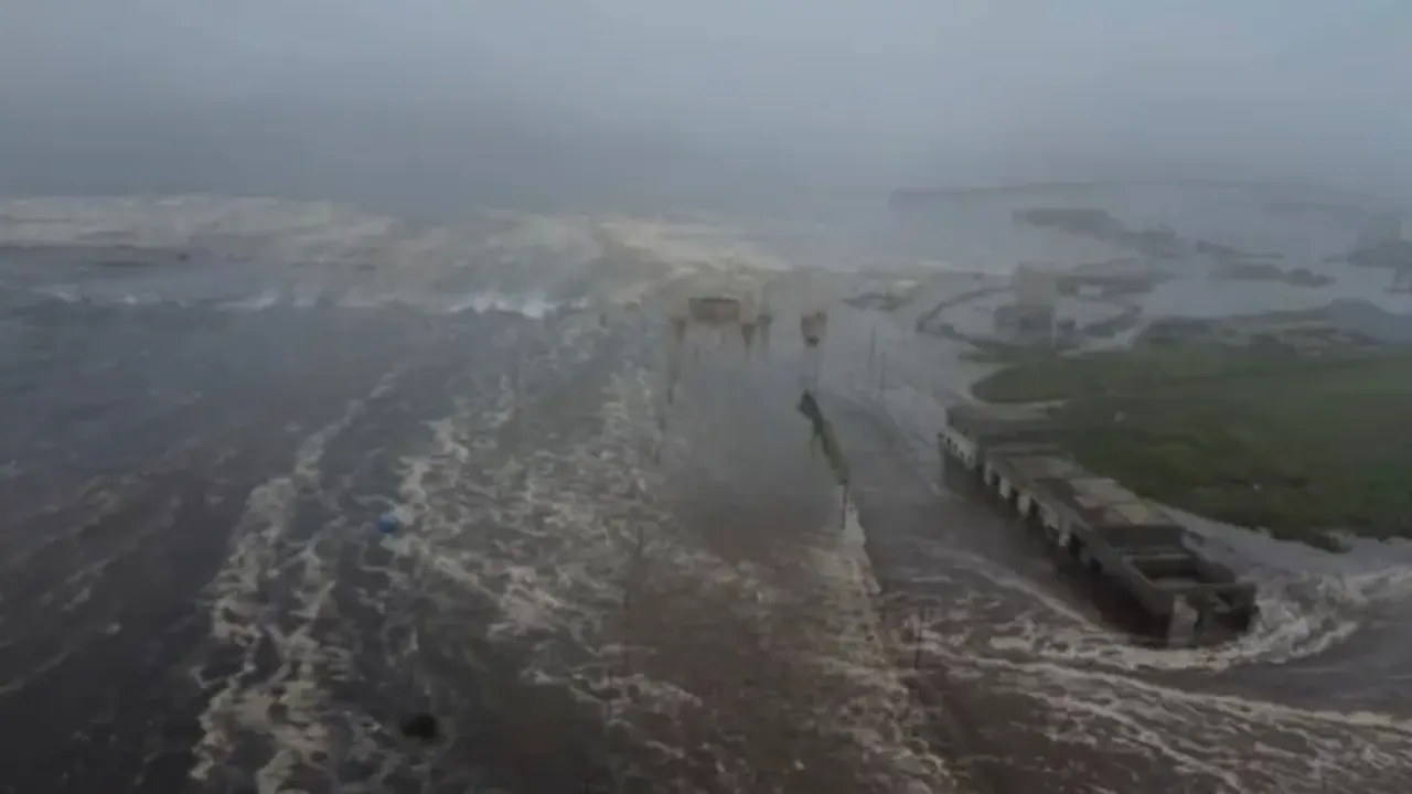 ৪ দফায় সুনামি আছড়ে পড়ল রাশিয়ায়