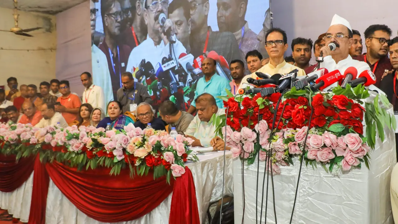 সবাইকে কাঁধে কাঁধ মিলিয়ে এখন দেশটা গড়তে হবে