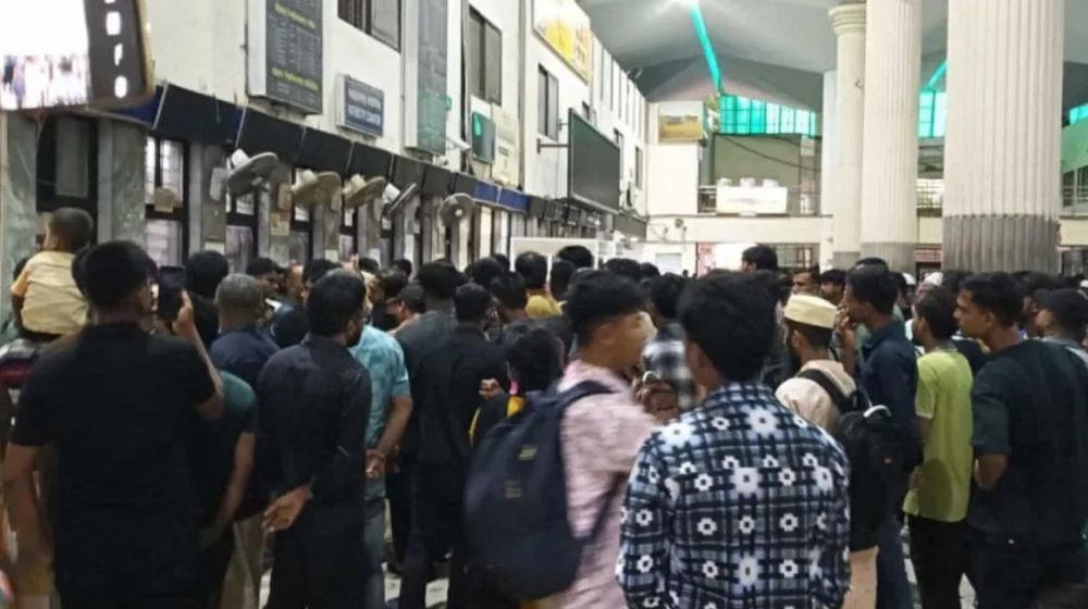 ট্রেন বাতিলে চট্টগ্রাম রেলস্টেশনে যাত্রীদের ভাঙচুর