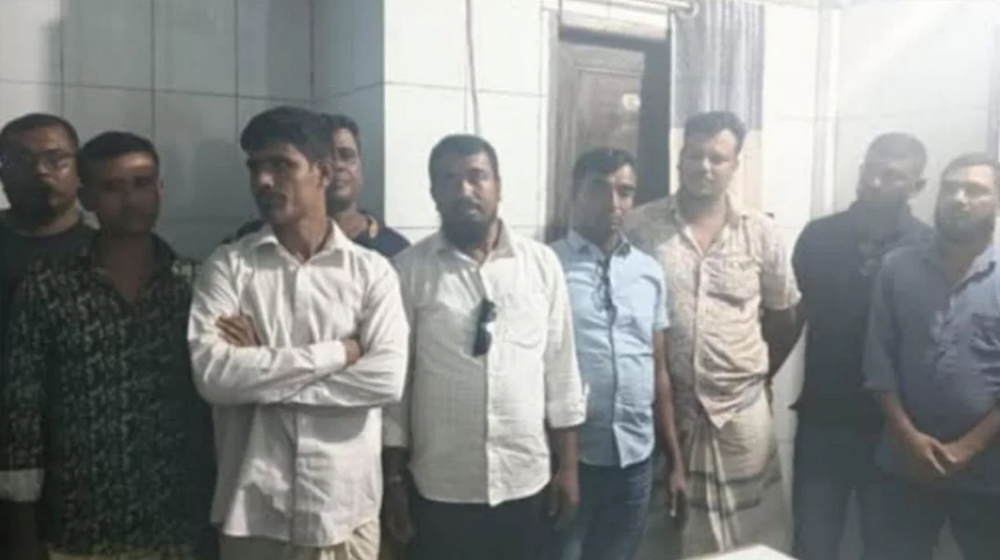 স্বেচ্ছাসেবক লীগ নেতার শোরুমে জুয়ার আসর, বিএনপি নেতাসহ আটক ৯