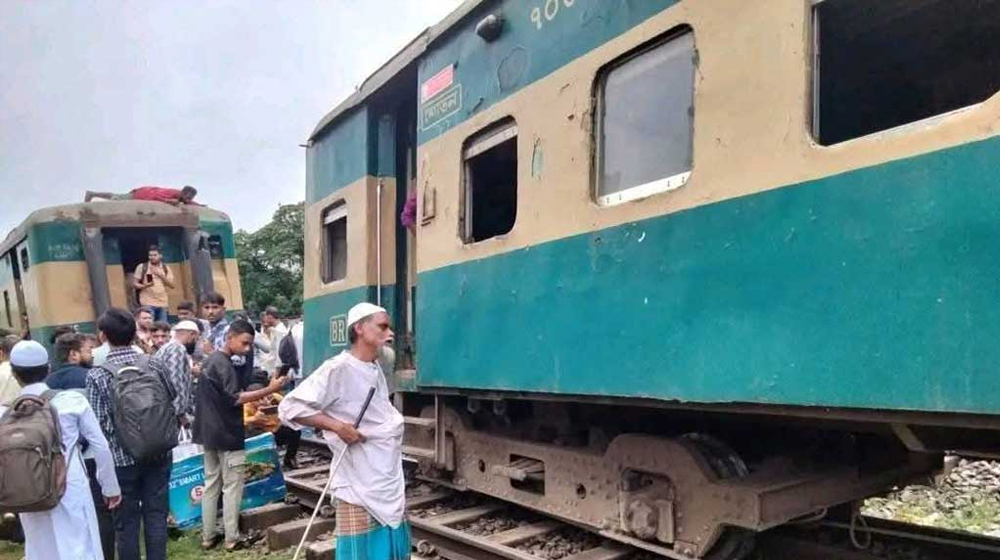 বিমানবন্দর এলাকায় যমুনা এক্সপ্রেস ট্রেন লাইনচ্যুত