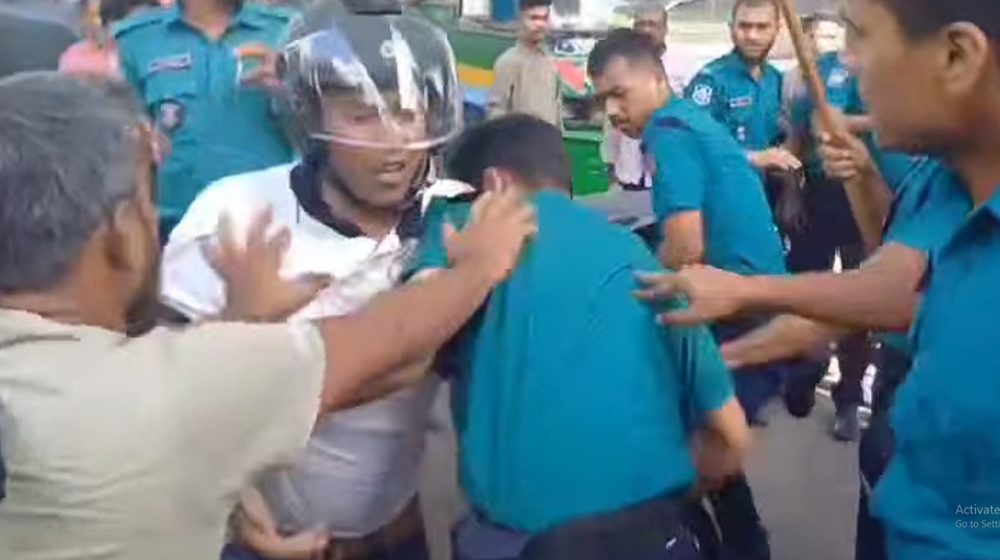 প্রেসক্লাবের সামনে পুলিশের মারধরের শিকার সাংবাদিকরা