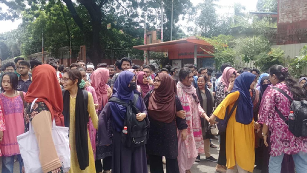 শেকৃবি শিক্ষার্থীদের আগারগাঁও ব্লকেড, যান চলাচল বন্ধ