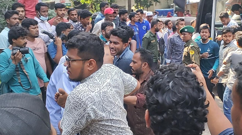 চবিতে সংঘর্ষ: চট্টগ্রাম মেডিকেলে ভর্তি ৪০ শিক্ষার্থী