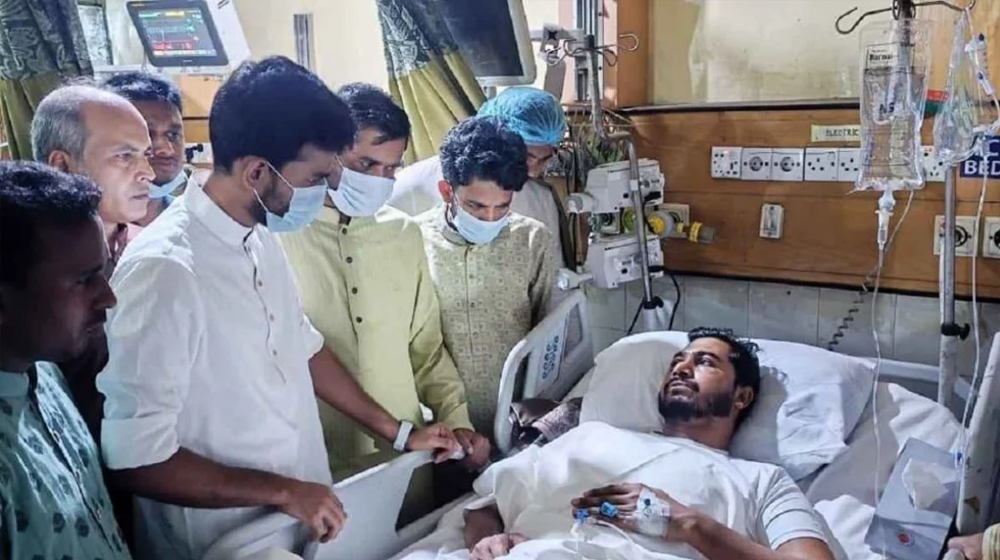 নুরের শয্যাপাশে উপদেষ্টা আসিফ মাহমুদ, দিলেন বিচারের আশ্বাস