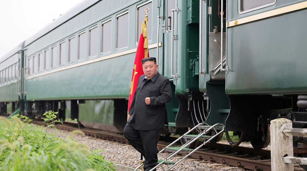 ট্রেনে করে চীনে সামরিক কুচকাওয়াজে যোগ দিতে গেলেন কিম জং–উন