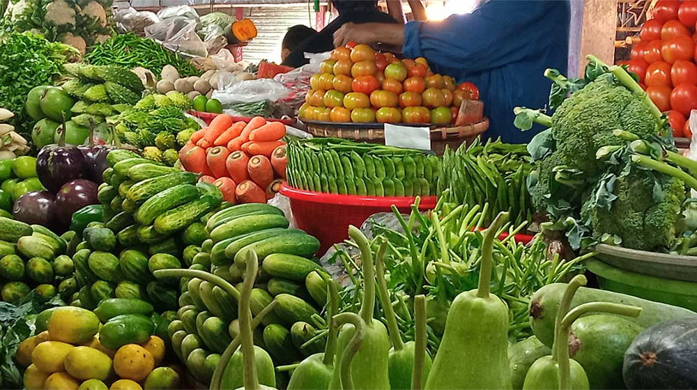 স্বস্তি নেই বাজারে, সবজি কিনতেই পকেট ফাঁকা