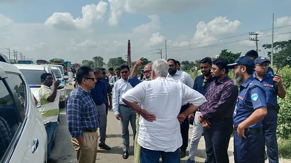 ২ ঘণ্টায় গাড়ি এগিয়েছে ৩৫ মিটার, বিপাকে উপদেষ্টা