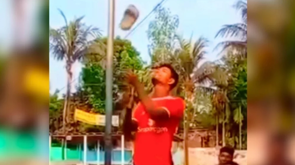 গাইবান্ধায়  জাতীয় পতাকার দণ্ডে জুতা উত্তোলন, যুবক আটক