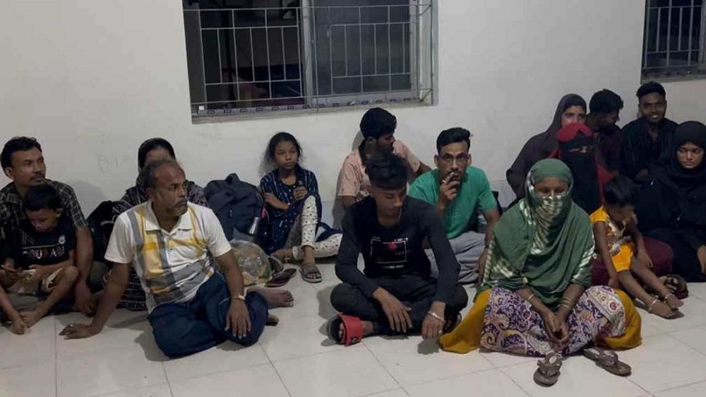 সাতক্ষীরা সীমান্তে ১৬ বাংলাদেশিকে বিজিবির কাছে হস্তান্তর