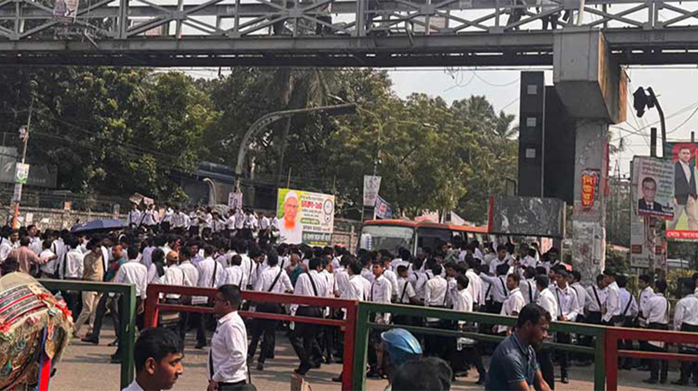 সাইন্সল্যাবে ঢাকা কলেজের শিক্ষার্থীদের সড়ক অবরোধ