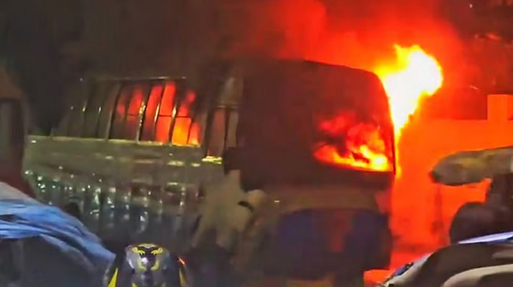 রাজধানীর সূত্রাপুরে বাসে আগুন