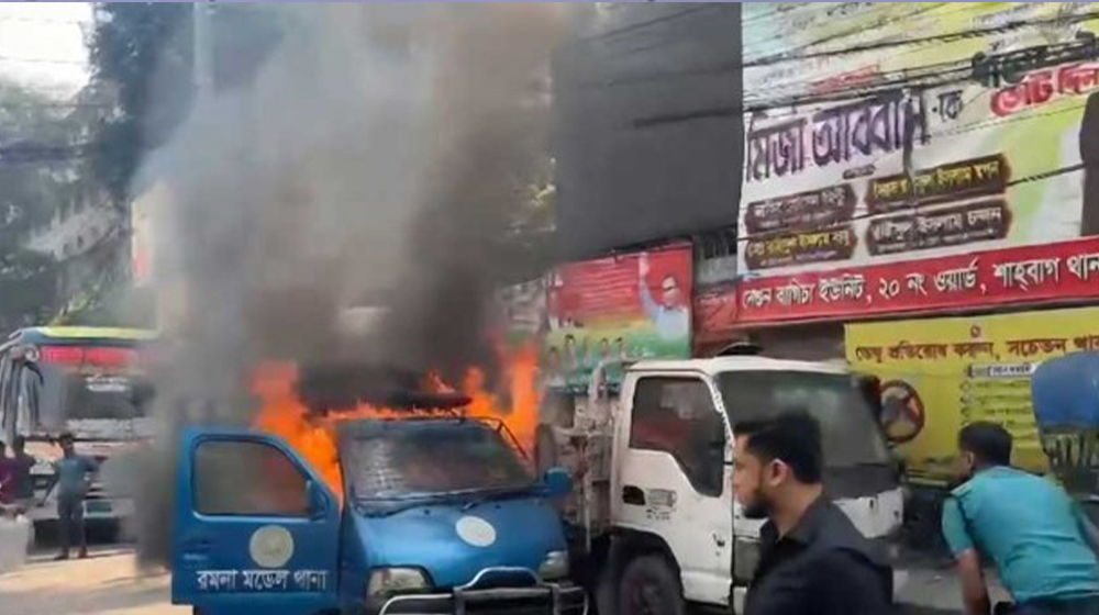 রাজধানীতে পুলিশের গাড়িতে আগুন