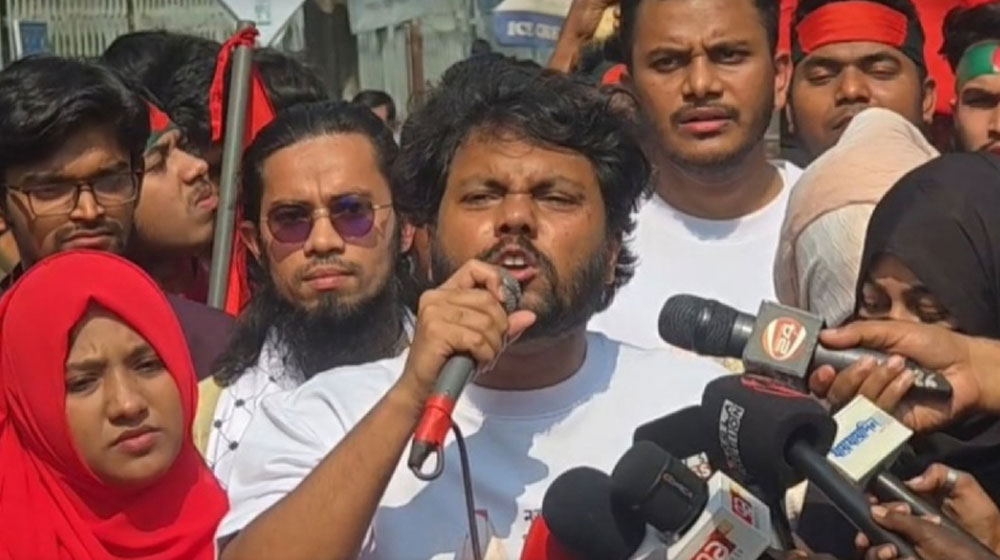 নির্বাচনী প্রচারণায় হাদির গায়ে ছুড়ে মারল ময়লা পানি