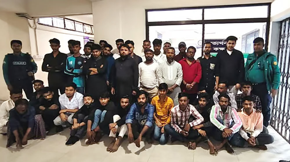 রেস্তোরাঁয় ডিজে পার্টিতে অভিযান, আটক ৩১