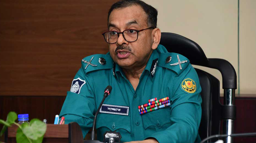 আগুন-ককটেল হামলাকারীকে গুলির নির্দেশ ডিএমপি কমিশনারের