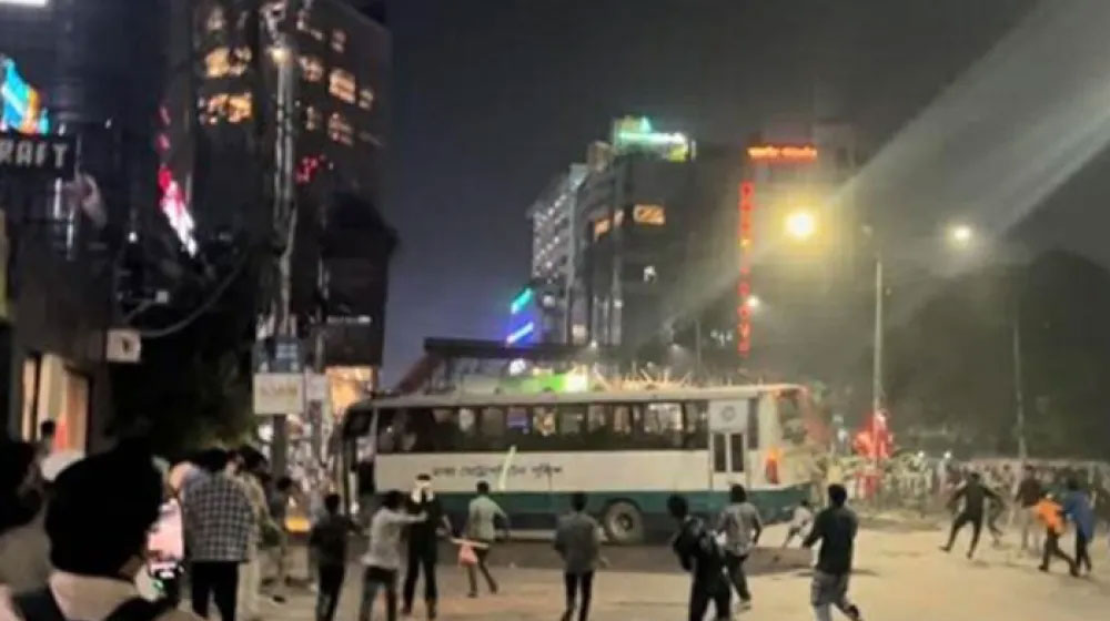 ধানমন্ডি ৩২ নম্বরে উত্তেজনা, পুলিশের ৩ গাড়ি ভাঙচুর