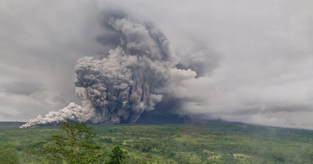 জেগেছে আগ্নেয়গিরি, আকাশে ছাই ও ধোঁয়ার কুণ্ডলী