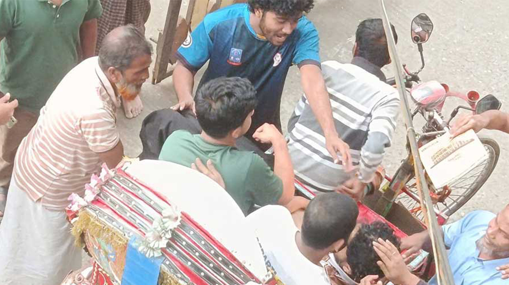 ঢাবির দুই হলের শিক্ষার্থীরা আতঙ্কিত হয়ে নিচে লাফ, আহত ৩