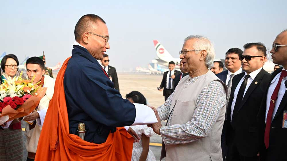 ঢাকায় ভুটানের প্রধানমন্ত্রী শেরিং তোবগে, প্রধান উপদেষ্টার উষ্ণ অভ্যর্থনা