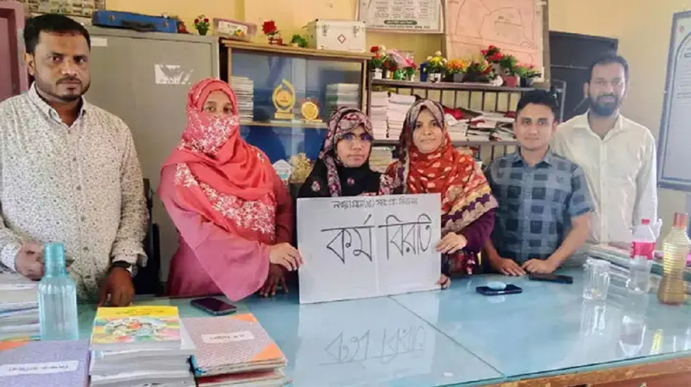 প্রাথমিক শিক্ষকদের লাগাতার কর্মবিরতি শুরু