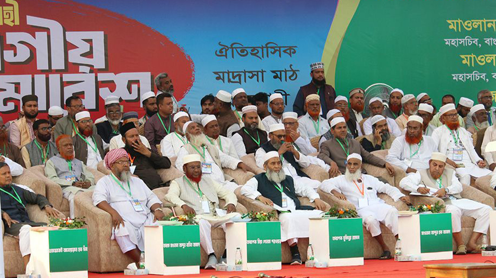 বাংলাদেশ জামায়াতে ইসলামীর নেতৃত্বে সমমনা ৮টি দলের প্রথম বিভাগীয় সমাবেশ হয়েছে। রোববার (৩০ নভেম্বর) বিকালে রাজশাহীর ঐতিহাসিক মাদ্রাসা ময়দানে এই সমাবেশ হয়। সমাবেশ থেকে গণভোটের তারিখ নিয়ে অন্তর্বর্তীকালীন সরকারের উদ্দেশে কড়া বার্তা দিয়েছেন জামায়াতসহ ৮ সমমনা দলের নেতারা। একটি ভোটকক্ষে দুটি গোপন কক্ষ রাখার পরিকল্পনা: ইসি সচিব  জাতীয় নির্বাচনের আগে গণভোট, পিআর পদ্ধতিতে নির্বাচন এবং জাতীয় পার্টিসহ কার্যক্রম নিষিদ্ধ আওয়ামী লীগের শরিক ১৪ দলকে নিষিদ্ধ করা ও পাঁচ দফা দাবিতে এ সমাবেশের আয়োজন করা হয়। পর্যায়ক্রমে দেশের সব বিভাগীয় শহরেই এ সমাবেশ হবে।  সমাবেশে জামায়াতে ইসলামীর সেক্রেটারি জেনারেল মিয়া গোলাম পরওয়ার বলেন, সরকার নির্বাচনের যে ডেডলাইন ঘোষণা করেছে, আমরা সব দল মেনে নিয়েছি যে, আমরা নির্বাচনে যাব। কিন্তু সেই নির্বাচন সুষ্ঠু ও নিরপেক্ষ হবে কিনা, এই প্রশ্ন জাতির সামনে দেখা দিয়েছে। বর্তমান অন্তর্বর্তীকালীন সরকার তাদের অভ্যন্তরে লুকিয়ে থাকা কিছু ব্যক্তির কু-পরামর্শে একই দিনে জাতীয় নির্বাচন আর গণভোটের তারিখ ঘোষণা করেছে। আমরা বার বার প্রধান উপদেষ্টা ও ঐকমত্য কমিশনের চেয়ারম্যানের সঙ্গে দেখা করে বলেছি, একই দিনে গণভোট ও জাতীয় নির্বাচন হলে কী কী সমস্যা হবে। তারপরও আমাদের দাবি পূরণ হয়নি। একই দিনে দুটি নির্বাচন দেওয়া হয়েছে।  অন্তর্বর্তীকালীন সরকারের উদ্দেশে কড়া বার্তা দিয়ে তিনি বলেন, আমরা সরকারকে কোনো সংকটে ফেলতে চাই না। নিয়মতান্ত্রিক আন্দোলনে আপনাদেরকে বার বার বলে যাচ্ছি। সুযোগ আছে, জাতীয় নির্বাচনের আগে গণভোটের তারিখ পরিবর্তন করুন। কোনো চক্রান্ত করে এই জনগণের ম্যান্ডেটকে নষ্ট করা যাবে না। জুলাই সনদের ভিত্তিতে গণভোট হবে, তারপর একটা পার্লামেন্ট হবে। এখানে আর কোনো ষড়যন্ত্র বাংলার মানুষ মেনে নেবে না। সরকারকে বলব, এই গেজেটকে পরিবর্তন করুন। জাতীয় নির্বাচনের আগে গণভোট দিন।  বিএনপির দিকে ইঙ্গিত করে জামায়াতের এই নেতা বলেন, একটি দল অনেক গুরুত্বপূর্ণ ব্যাপারে নোট অব ডিসেন্ট দিয়ে এ সংস্কারের বিরোধিতা করেছিল। এখন জনতার সম্মতির কাছে তারা নিরুপায় হয়েছে। এখনও ষড়যন্ত্র করছে কী করে ভোটটা পেছানো যায়, কী করে গণভোট ও জাতীয় নির্বাচন একই দিনে করা যায়। কী করে সংস্কারের সব বিষয় বানচাল করা যায়।  তিনি অভিযোগ করেন, এখনো লেভেল প্লেয়িং ফিল্ড হয়নি। এখনও একটি দলের গোপন ষড়যন্ত্রে ডিসি, এসপি, ইউএনও, ওসি ইচ্ছামতো বদলি করে প্রশাসনে আপনারা হাত দিয়ে প্রশাসনকে নষ্ট করে ফেলছেন। বিভিন্ন জায়গায় নির্বাচনি ক্যাম্পে, মিটিংগুলোতে একটি দল হামলা করছে, মারামারি করছে। এই প্রশাসন এখনও যদি বন্ধ করতে না পারে, এদের অধীনে নির্বাচন নিরপেক্ষ হতে পারে না।  তিনি বলেন, স্বাধীনতার ৫৪ বছরে আমরা তিনটি দলকে শাসন করতে দেখেছি। তিনটি দলের প্রত্যেকটি শাসনের সময় বাংলাদেশে দুর্নীতির স্বর্গরাজ্যে পরিণত হয়েছে। তারা সন্ত্রাস করেছে, লুটপাট করেছে, ভিন্নমতকে দমন করেছে। তারা ইসলামী আন্দোলনের বর্ষীয়ান নেতাদের কারাগারে দিয়ে, রিমান্ডে, ক্রসফায়ারে, ফাঁসিতে ঝুলিয়ে হত্যা করেছে। ইসলামী জাতিসত্তা মূল্যবোধকে তারা ধ্বংস করেছে। আগামীতে এমন বাংলাদেশ আমরা আনতে চাই, এমন সরকার আমরা আনতে চাই; যেখানে আমরা দুর্নীতিকে লালকার্ড দেখাব।  সমাবেশে জামায়াতে ইসলামীর নায়েবে আমির অধ্যাপক মুজিবুর রহমান বলেন, জাতীয় নির্বাচনের দিনেই গণভোট হতে পারে না। যারা চাঁদাবাজি করে, তাদের আপনারা ভোট দেবেন না। চাঁদাবাজির বিরুদ্ধে কথা বললেই একটি দল খেপে যাচ্ছে। আগামী দিনে চাঁদাবাজদের স্থান কোথাও হবে না। সংসদ, সচিবালয়-বিচারালয়- সব চলবে কুরআনের আলোকে।  তিনি বলেন, আমাদের এই জোট সম্প্রসারণ হচ্ছে। এই ৮ দল আর ৮ দলে থাকছে না। বিভিন্ন রাজনৈতিক দল এই ৮ দলে শরিক হওয়ার জন্য আবেদন করছে। এই ৮ দলের পরিধি আরও বাড়বে।  সমাবেশে বাংলাদেশ খেলাফত মজলিসের মহাসচিব জালালুদ্দীন আহমদ বলেন, একটি দল সংস্কার চায় না। তারা যেনতেন একটি নির্বাচনের মাধ্যমে ক্ষমতায় যেতে চায়। বাংলার মানুষ তা মেনে নেবে না।  ইসলামী আন্দোলন বাংলাদেশের নায়েবে আমির মাওলানা আব্দুল হক আজাদ বলেন, আমলারা দলীয় কর্মচারী হিসেবে কাজ করার কারণে দেশ ধ্বংস হয়েছে। দেশেরও কোনো উন্নয়ন হয়নি। খোদা ভীরু লোকের শাসন ছাড়া এই দেশের উন্নয়ন হবে না।  জাতীয় গণতান্ত্রিক পার্টির সহ-সভাপতি রাশেদ প্রধান বলেন, ৫ আগস্ট পরবর্তী সময়ে ‘চান্দা পার্টি’ ২০০ প্লাস খুন করেছে। তাদের চাঁদার হিসাব এখন আর ক্যালকুলেটরে ওঠে না।  নেজামে ইসলাম পার্টির সিনিয়র নায়েবে আমির আবদুল মাজেদ আতহারী বলেন, আলাদা দিনে গণভোট ছাড়া আগামীতে কোনো জাতীয় নির্বাচন হতে দেওয়া হবে না।  বাংলাদেশ ডেভেলপমেন্ট পার্টির সভাপতি একেএম আনারুল ইসলাম চাঁদ বলেন, একটা দল ‘না’ এর পক্ষে অবস্থান নিয়েছে। এ জন্য বাংলাদেশের দুই হাজারের বেশি মানুষ জীবন দেয়নি।  খেলাফত মজলিসের সাংগঠনিক সেক্রেটারি মুফতি সুলতান মহিউদ্দিন বলেন, আগামী সরকার হবে শহীদদের প্রত্যাশা অনুযায়ী। সরকার হবে তৌহিদি জনতার। লেভেল প্লেয়িং ফিল্ড ছাড়া জনগণ নির্বাচন মেনে নেবে না।  বাংলাদেশ খেলাফত আন্দোলনের যুগ্ম মহাসচিব রোকনুজ্জামান রোকন বলেন, আগামীতে ইসলামী দল ক্ষমতায় আসবে। কেউ যদি মনে করে অন্য দলকে বেশি সমর্থন দেবে, তাহলে ভুল।  সমাবেশে আরও বক্তব্য দেন- ঢাকা দক্ষিণ জামায়াতের আমির নুরুল ইসলাম বুলবুল, খেলাফত মজলিসের নায়েবে আমির মুফতি আব্দুল হামিদ, রাকসুর ভিপি মোস্তাকুর রহমান জাহিদ প্রমুখ।  সভাপতিত্ব করেন জামায়াতের সহ-সেক্রেটারি জেনারেল মাওলানা রফিকুল ইসলাম খান। রাজশাহী মহানগর জামায়াতের সেক্রেটারি ইমাজ উদ্দিন মণ্ডল সমাবেশ সঞ্চালনা করেন।