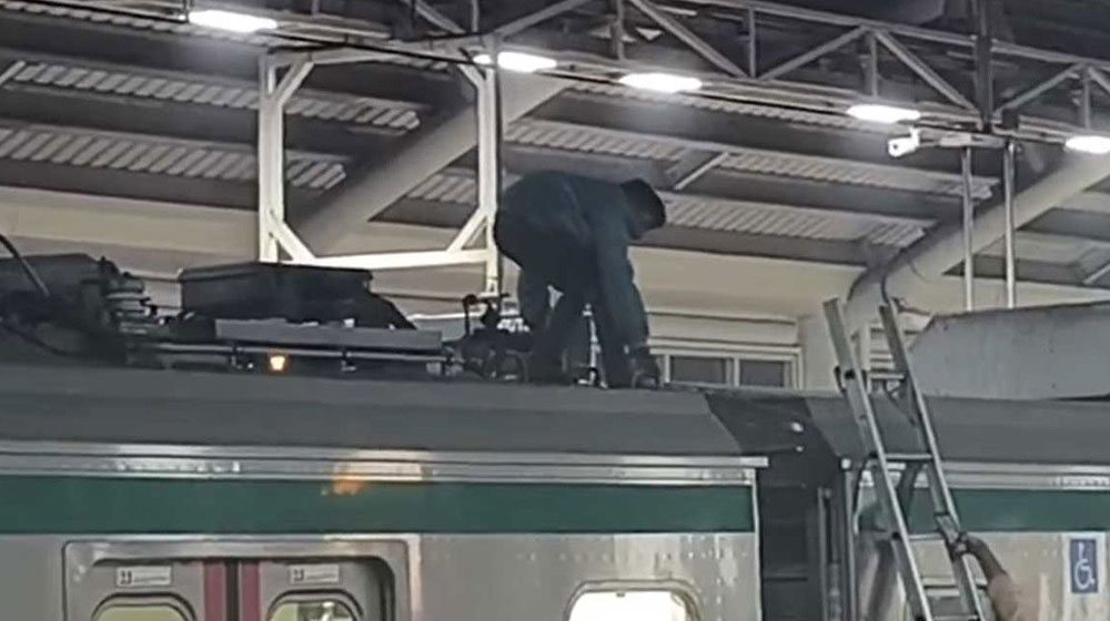 মেট্রো রেলের ছাদে দুই ব্যক্তি, চলাচল বন্ধ