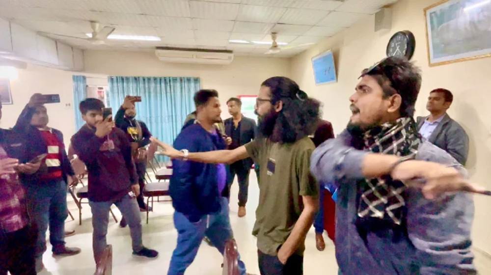 সাংবাদিককে তালাবদ্ধ করার হুমকি, জাতীয় যুবশক্তির দুই নেতাকে সাময়িক অব্যাহতি