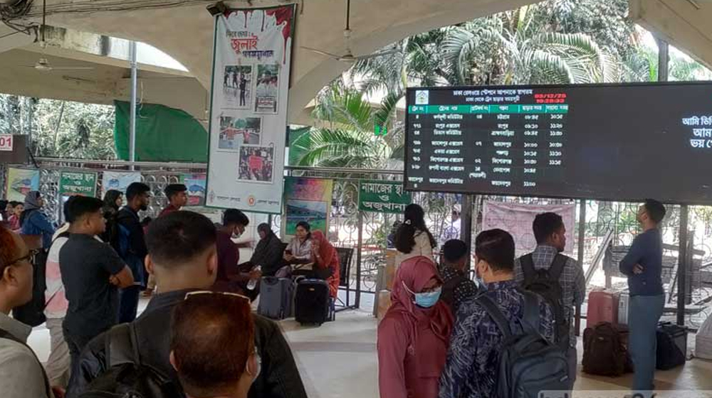 কালভার্ট সংস্কার কাজ চলায় কমলাপুরে ট্রেন সূচিতে ব্যাঘাত, যাত্রীরা বিপাকে