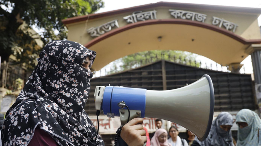 পাঁচ দাবিতে ইডেনের শিক্ষার্থীদের সড়ক অবরোধ, শিক্ষকরাও আন্দোলনে