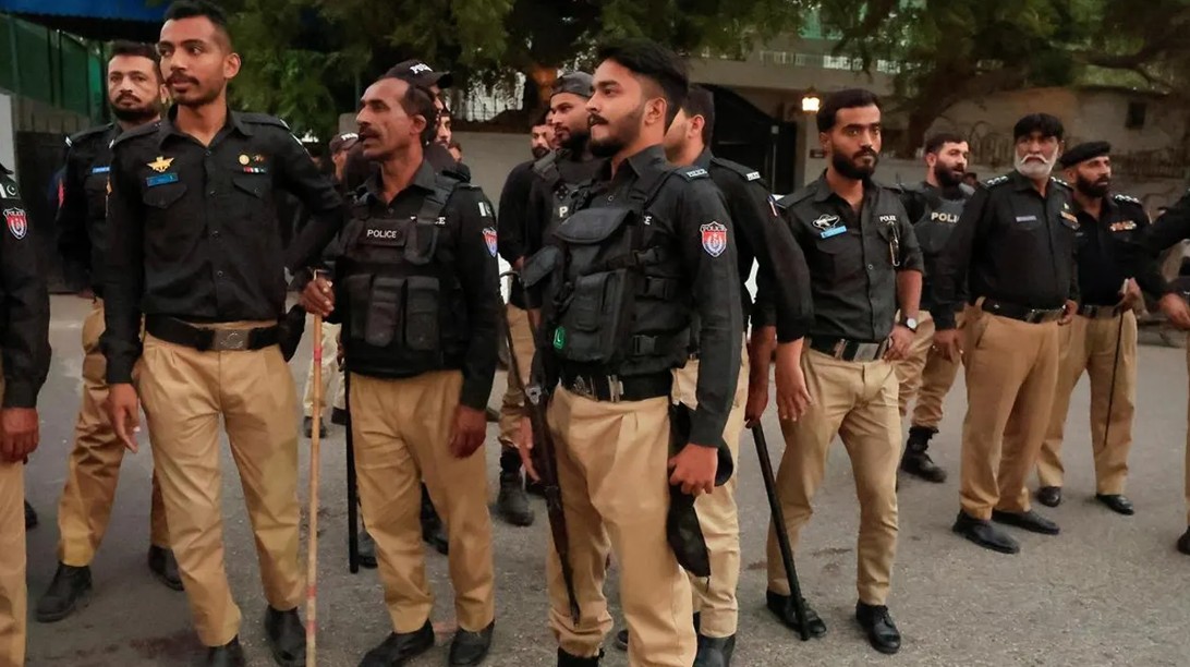 পাকিস্তানে পুলিশের গাড়িতে বিস্ফোরণ, নিহত ৩