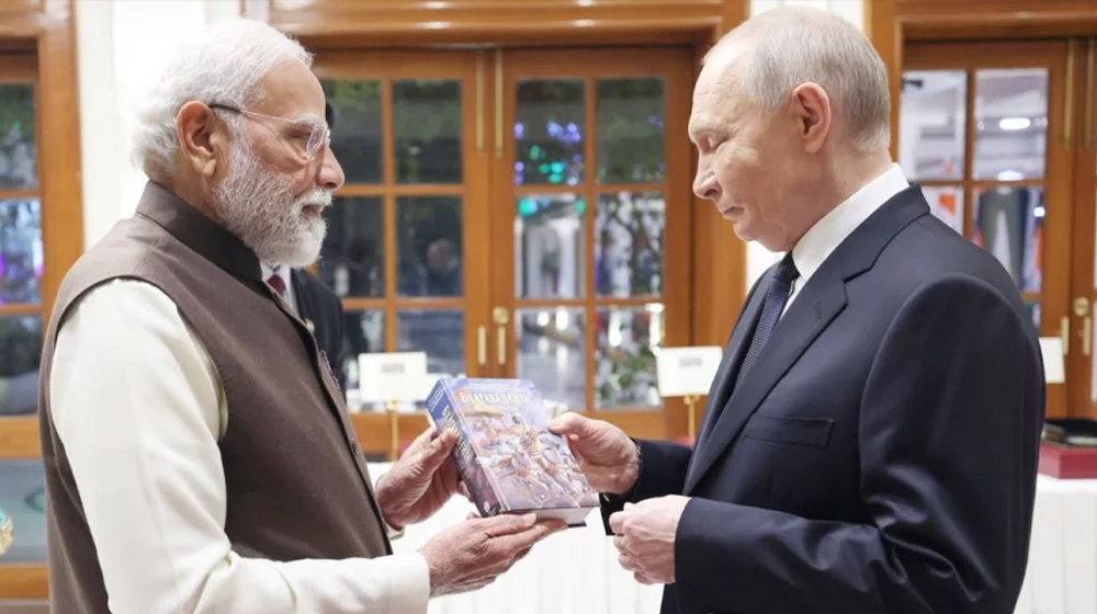পুতিনকে গীতা উপহার দিলেন মোদি