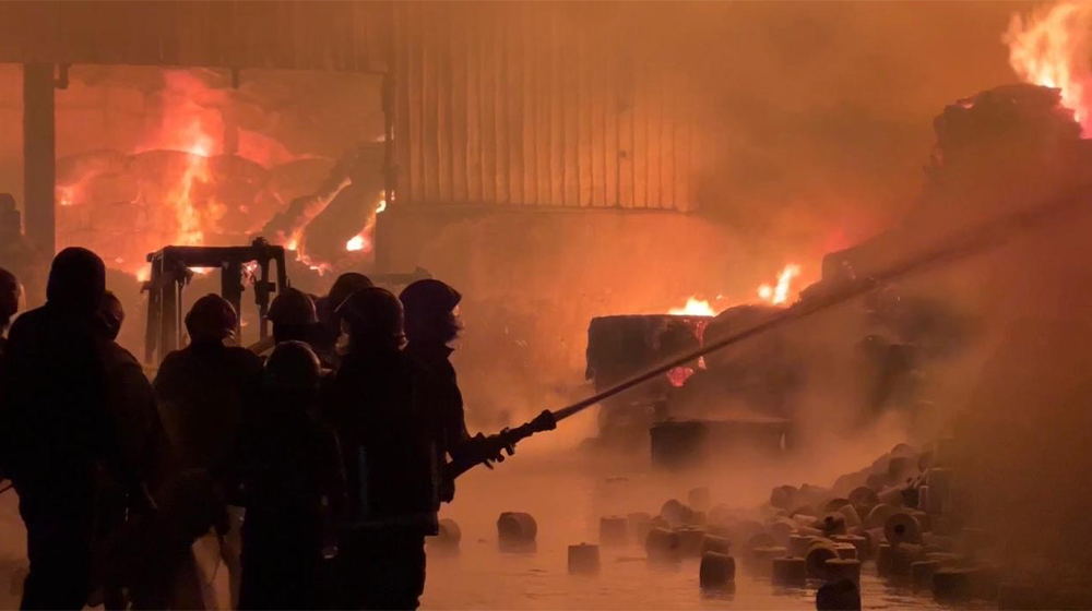 নরসিংদীতে স্পিনিং মিলের তুলার গোডাউনে ভয়াবহ আগুন